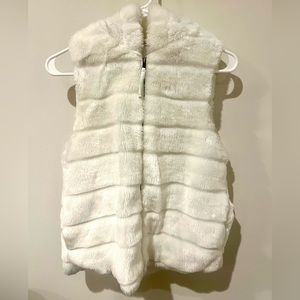 American Rag white faux fur zip up vest with hood and side pockets, size S 🤍